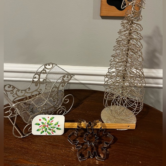 4 Piece Holiday Set - Gold Tree & Sleigh Snowflake cookie cutter holiday spatula - Picture 4 of 5